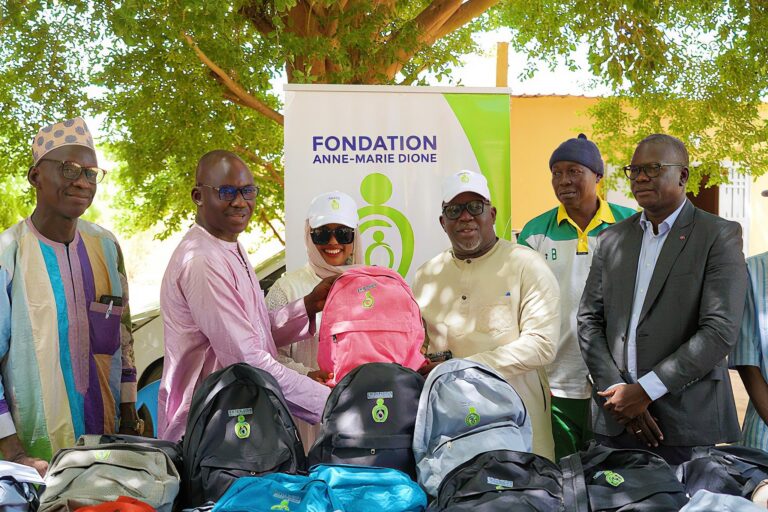 Lire la suite à propos de l’article Remise de 400 kits scolaires à la commune de Pire